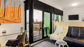 Minibar, caja de seguridad en la habitación y decoración personalizada