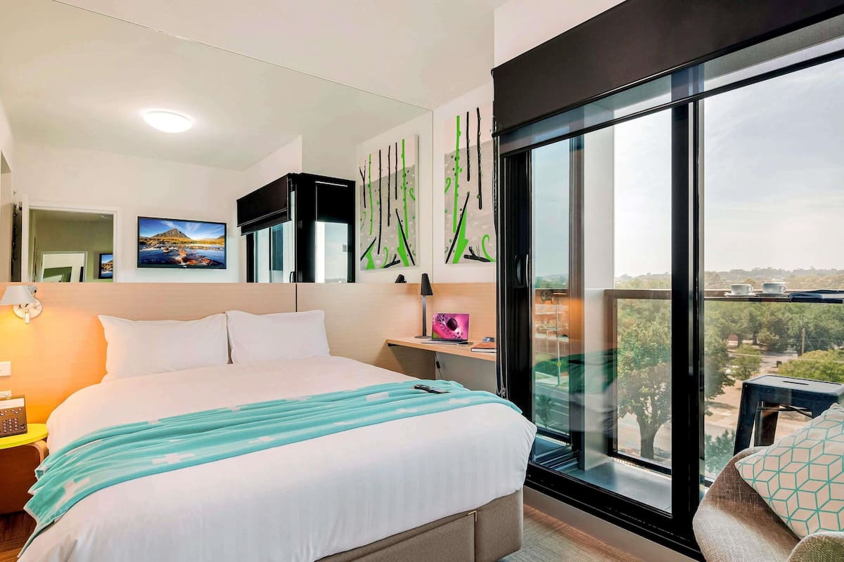 Minibar, caja de seguridad en la habitación y decoración personalizada