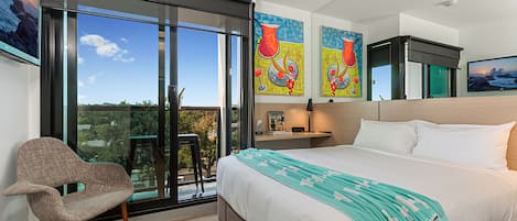 Quarto casal superior, 1 cama de casal, sacada | Frigobar, cofres nos quartos, individualmente decorados