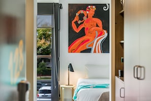 Minibar, caja de seguridad en la habitación y decoración personalizada 