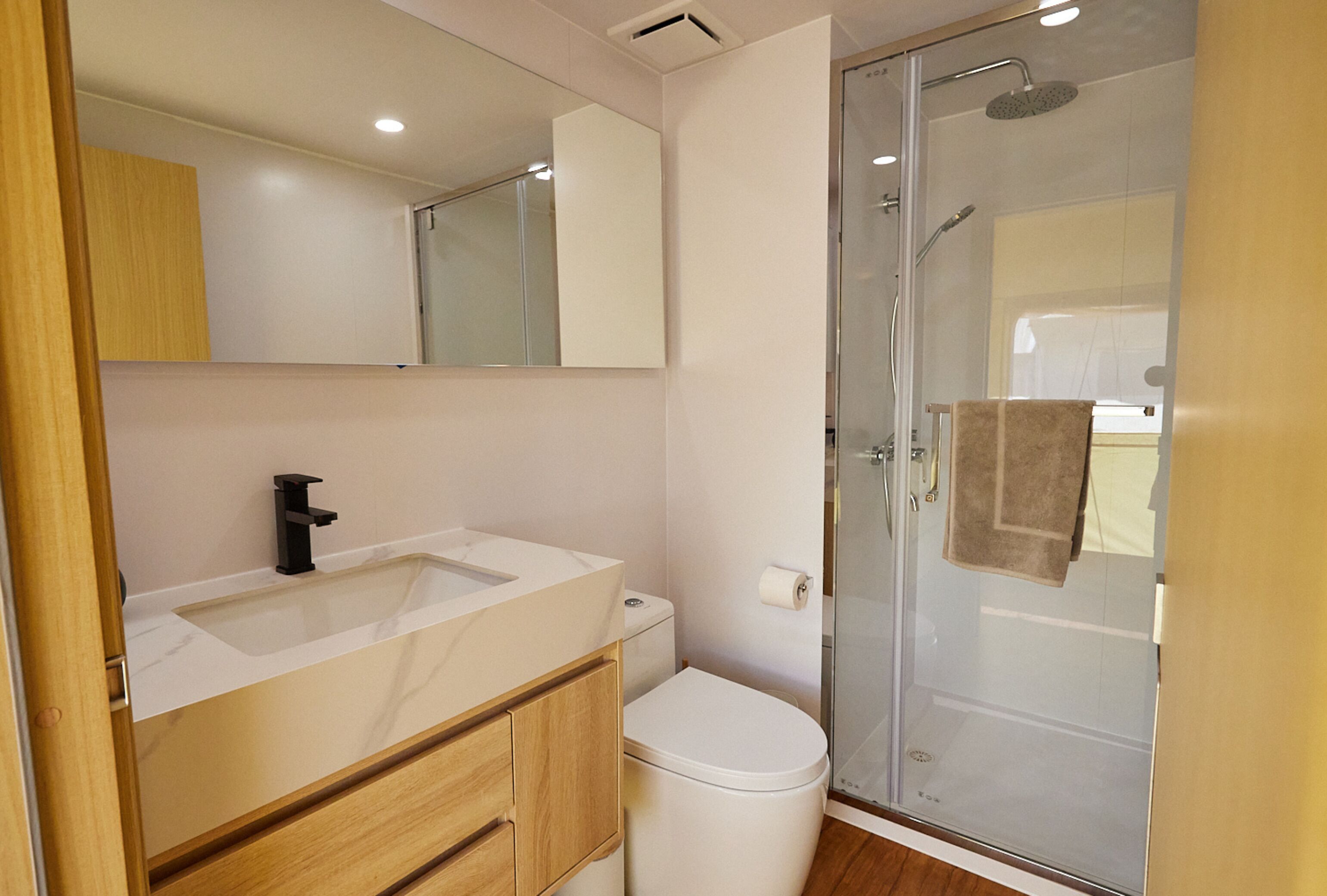 Ensuited Safari Tent | Badezimmer | Kostenlose Toilettenartikel, Handtücher, Seife, Shampoo