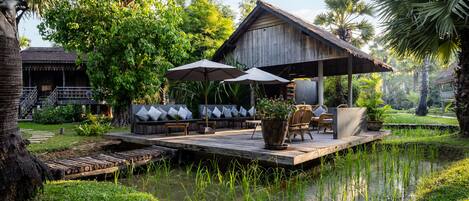 Petit déjeuner, déjeuner et dßner servis sur place, vue sur la piscine