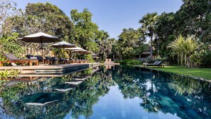 Kolam renang outdoor, dengan payung kolam renang dan kursi berjemur