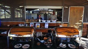 Een buffetopstelling met een koffiehoek en een bord waarop 'PICNIC CAFE' staat.