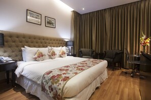 Executive Room | Premium bedding, minibar, in-room safe, desk