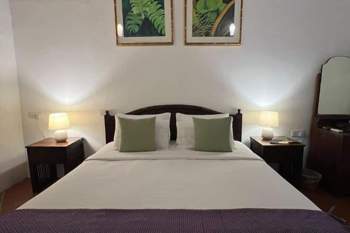 4 bedrooms, premium bedding, desk, cots/infant beds
