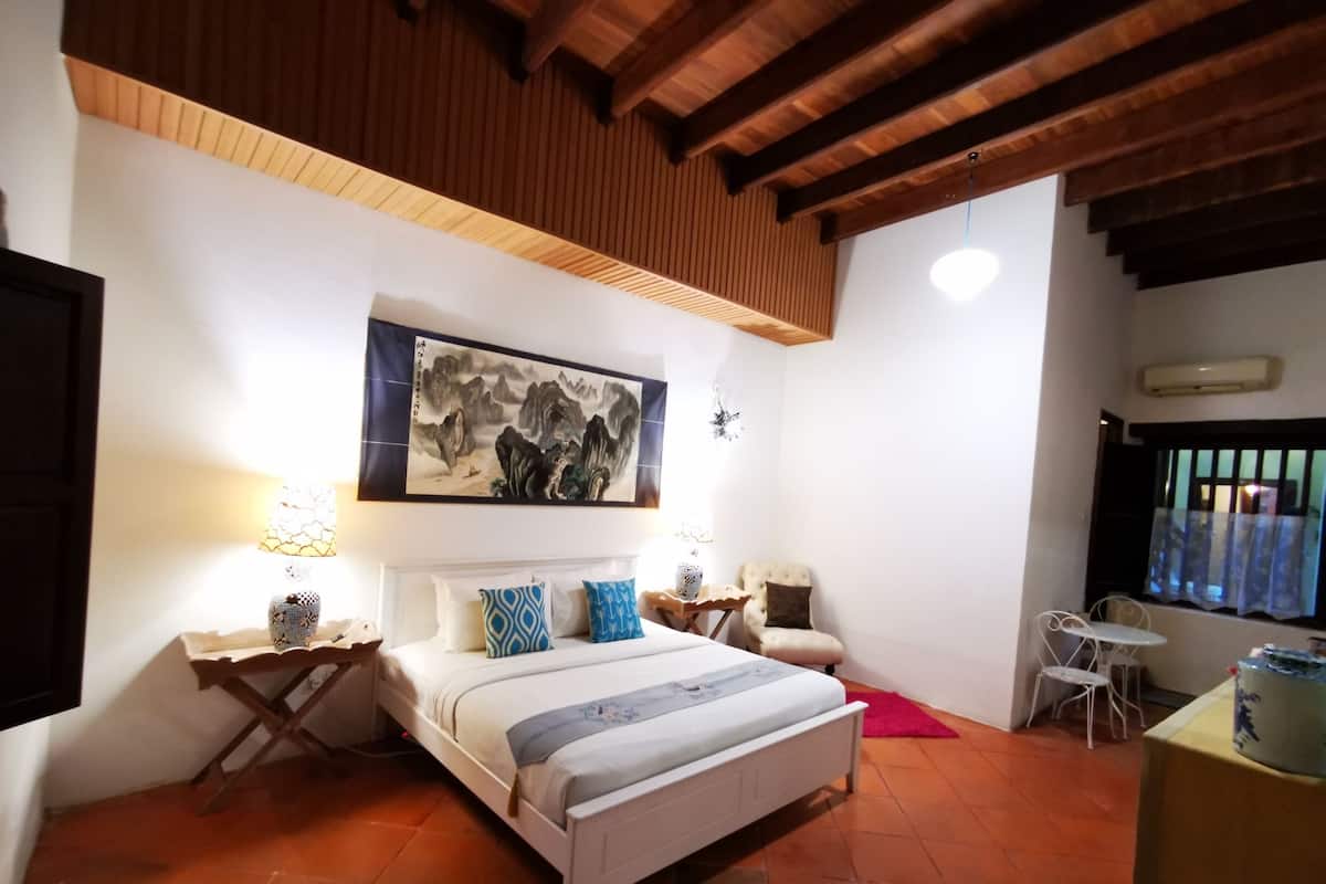 4 Schlafzimmer, hochwertige Bettwaren, Schreibtisch, Babybetten