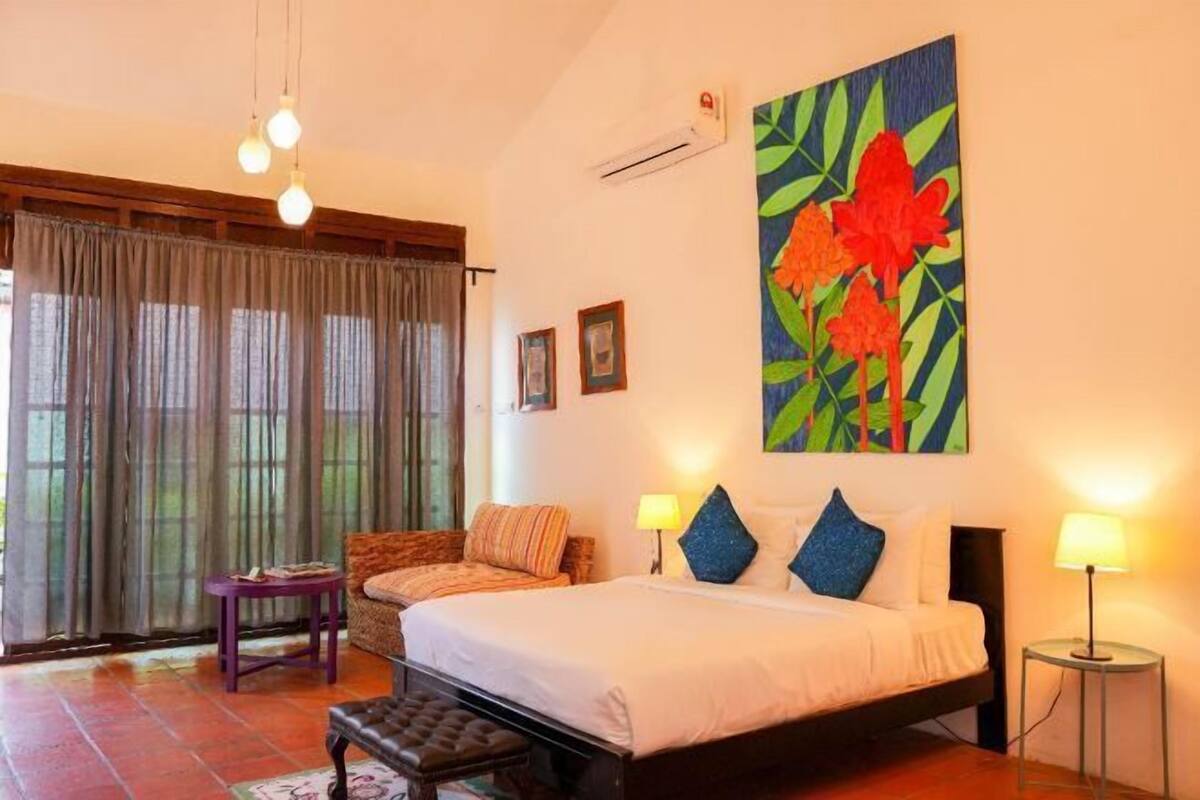 4 bedrooms, premium bedding, desk, cots/infant beds