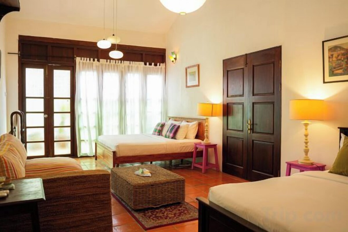 Premium bedding, desk, cribs (surcharge), WiFi (free)
