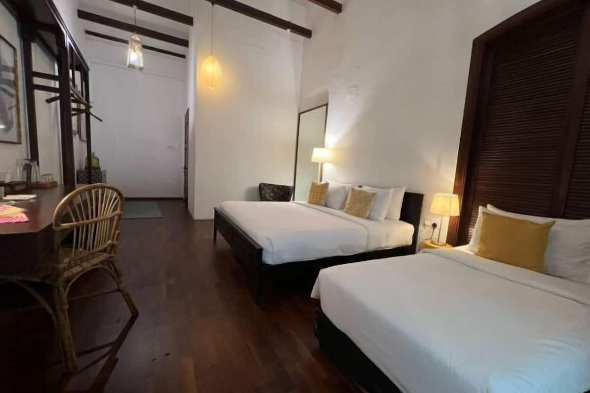 4 bedrooms, premium bedding, desk, cots/infant beds