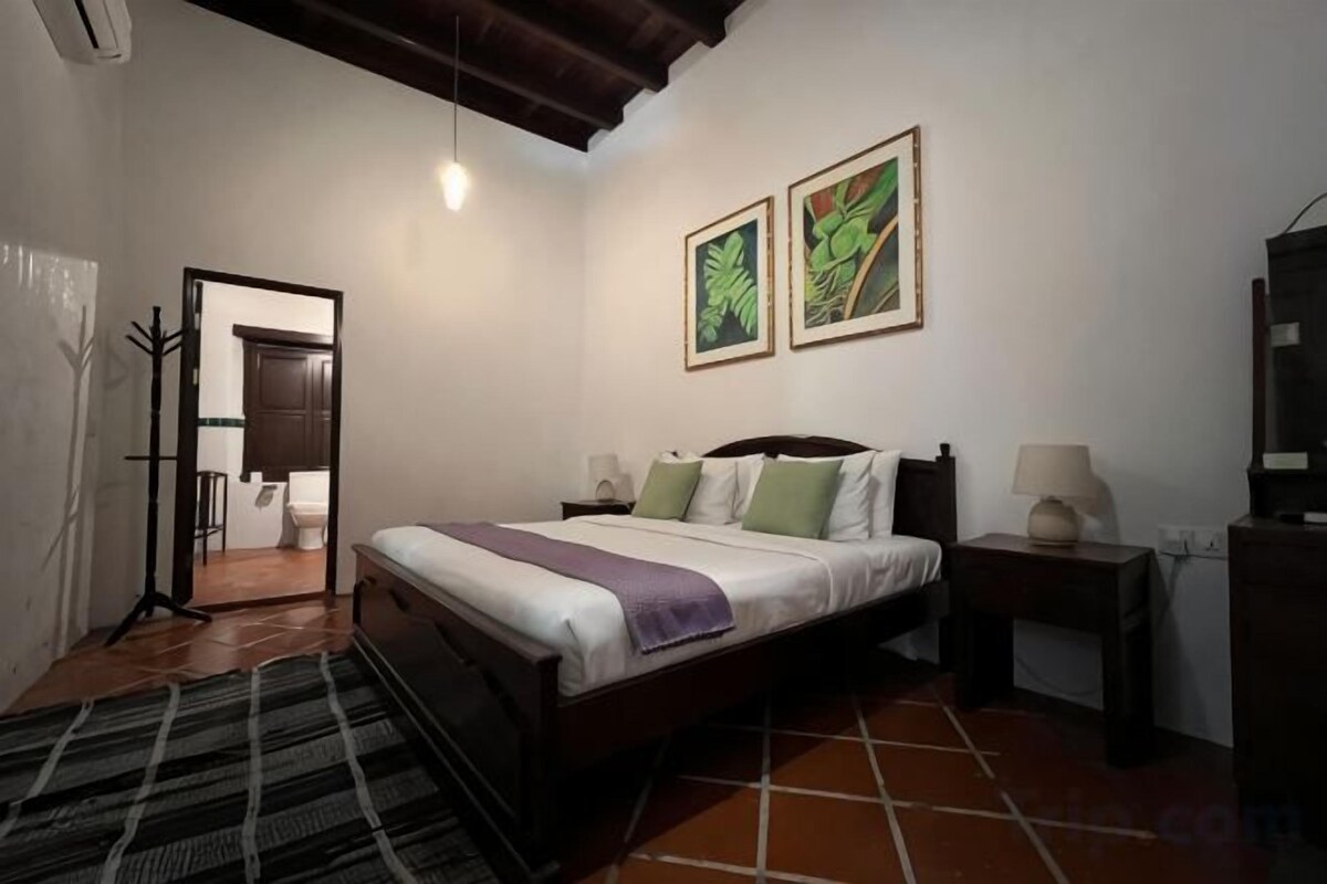 Premium bedding, desk, cribs (surcharge), WiFi (free)