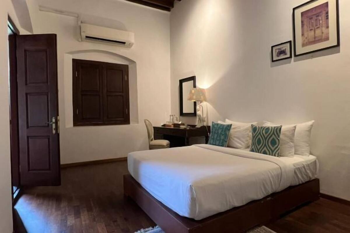 4 bedrooms, premium bedding, desk, cots/infant beds
