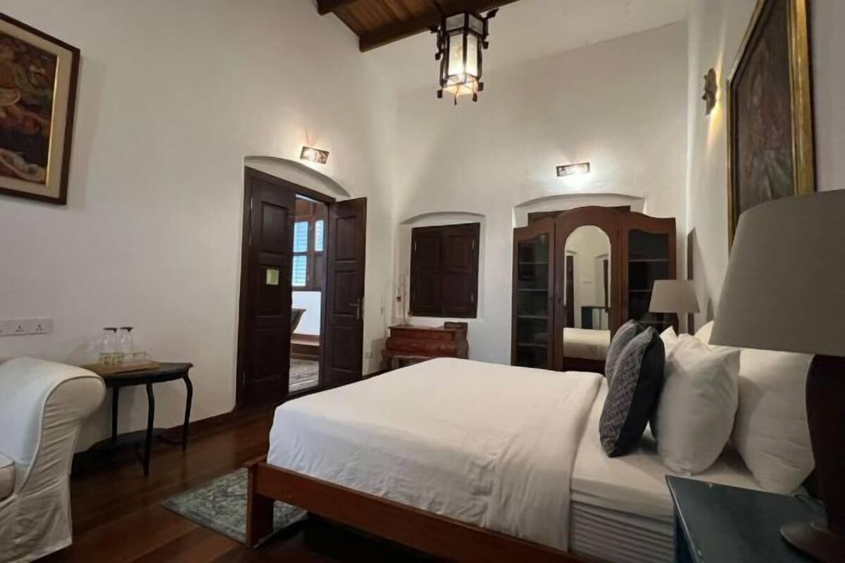 4 bedrooms, premium bedding, desk, cots/infant beds