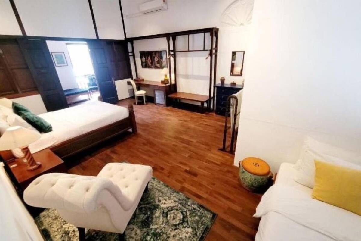4 bedrooms, premium bedding, desk, cots/infant beds
