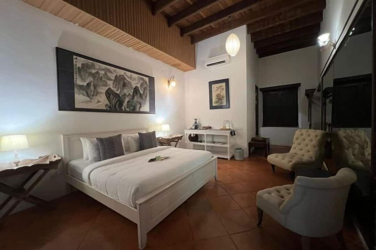 4 bedrooms, premium bedding, desk, cots/infant beds