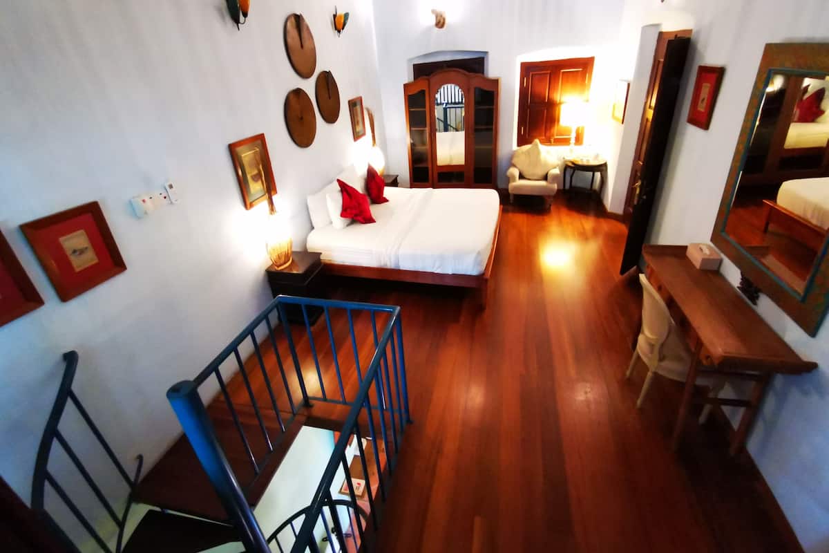 4 Schlafzimmer, hochwertige Bettwaren, Schreibtisch, Babybetten
