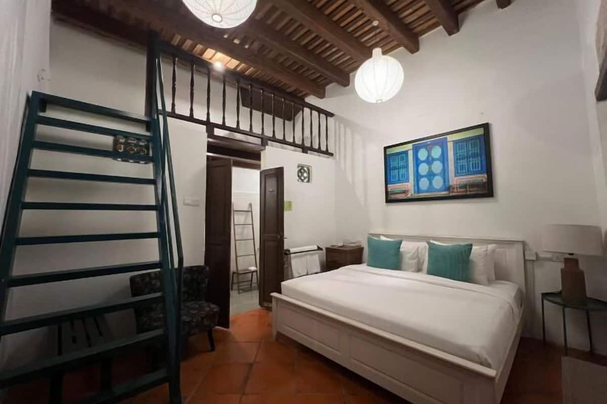 4 bedrooms, premium bedding, desk, cots/infant beds