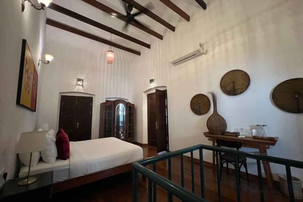 Premium bedding, desk, cots/infant beds, free WiFi