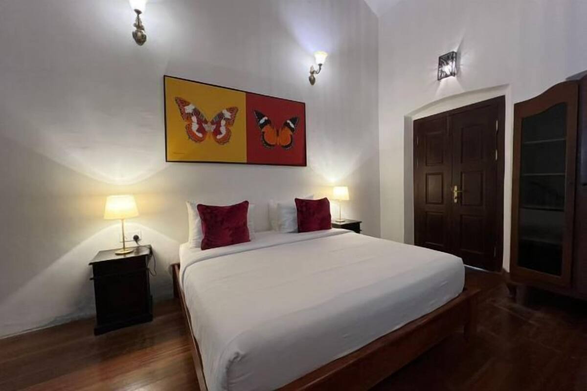 4 bedrooms, premium bedding, desk, cots/infant beds