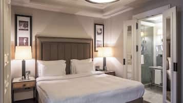 Suite ejecutiva, 1 cama de matrimonio grande, vistas a la ciudad | 1 dormitorio, minibar, caja fuerte y escritorio