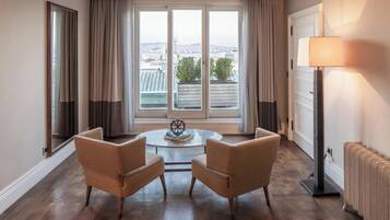 Penthouse, 1 cama King size y sofá cama, vista al mar | Minibar, caja de seguridad en la habitación y escritorio