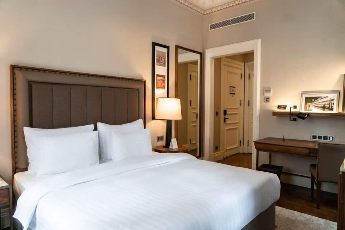 Bar mini, peti besi dalam bilik, meja, ruang kerja komputer riba