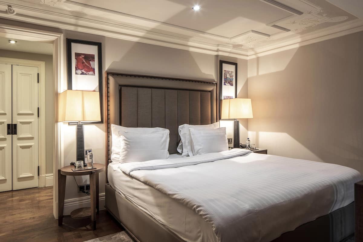 ميني بار وخزنة داخل الغرفة ومكتب ومساحة عمل للكمبيوتر المحمول