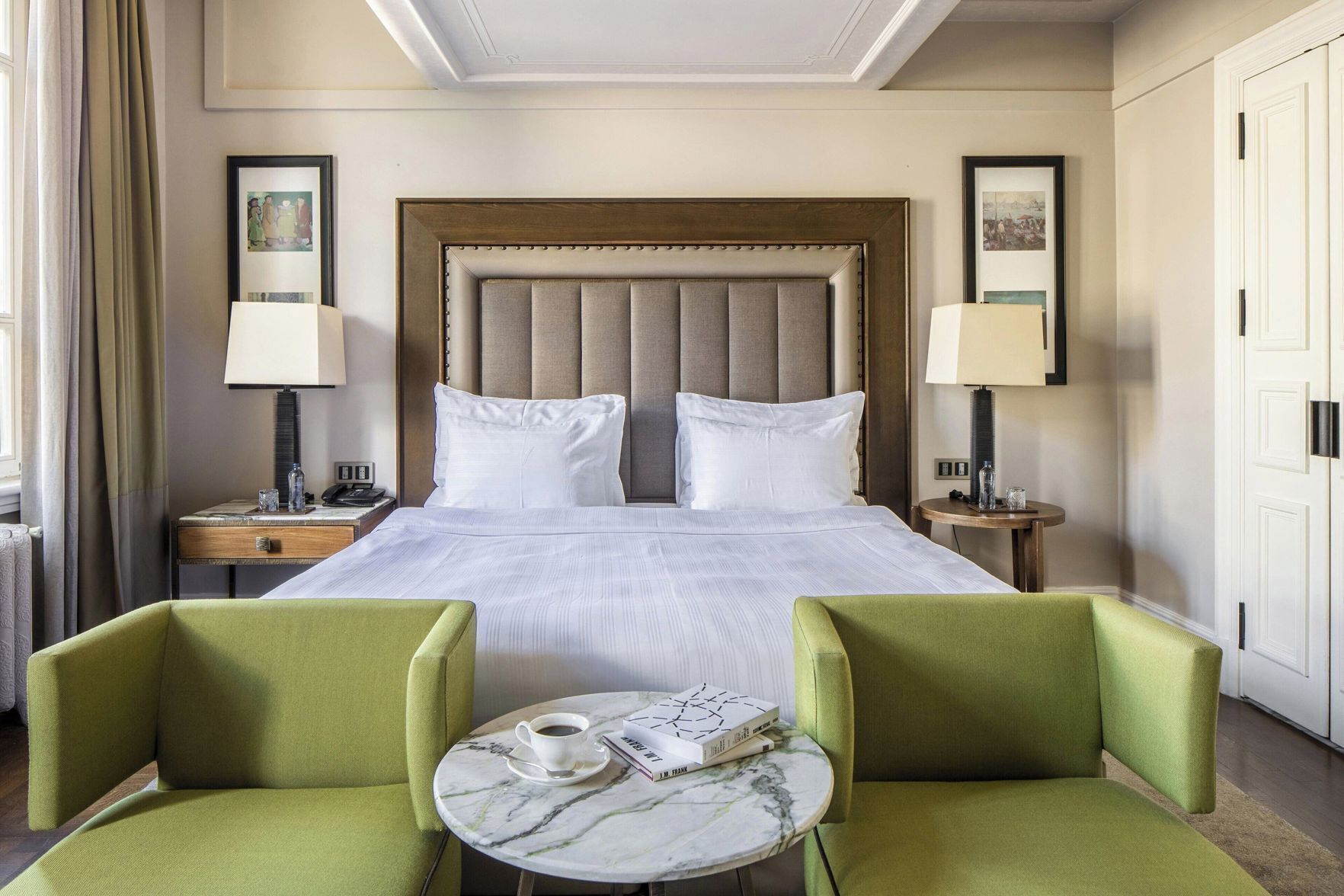 ميني بار وخزنة داخل الغرفة ومكتب ومساحة عمل للكمبيوتر المحمول