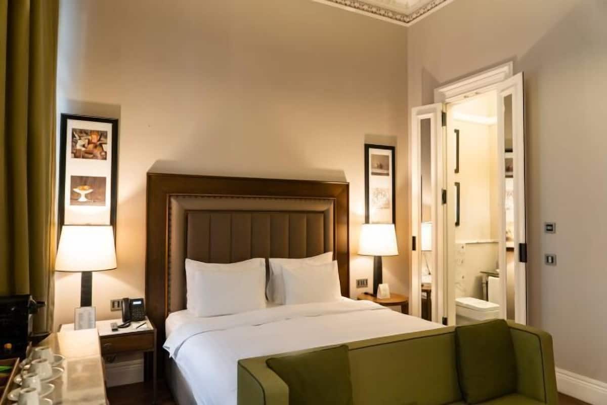 Bar mini, peti besi dalam bilik, meja, ruang kerja komputer riba