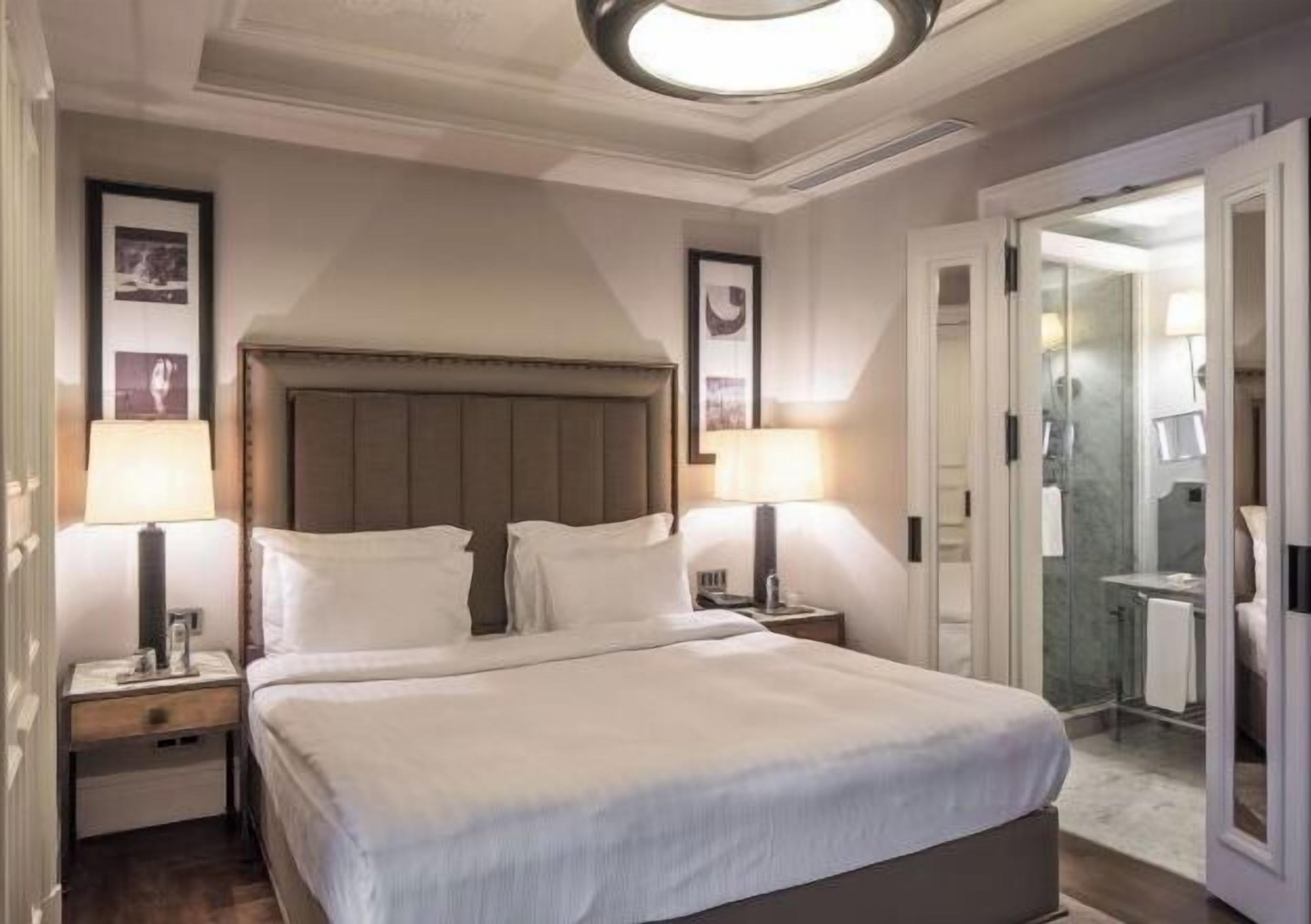 Minibar, Zimmersafe, Schreibtisch, laptopgeeigneter Arbeitsplatz