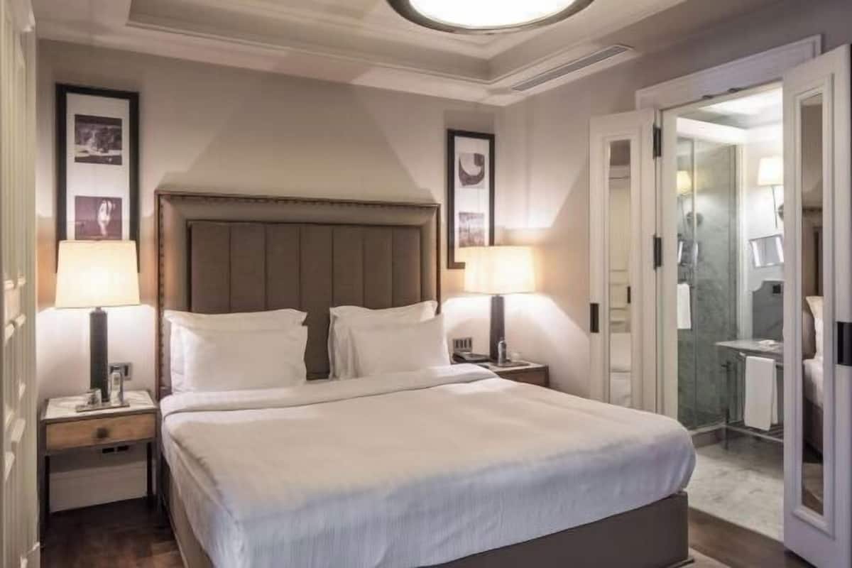 Bar mini, peti besi dalam bilik, meja, ruang kerja komputer riba