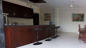 Refrigerador con freezer, microondas, placa de cocina