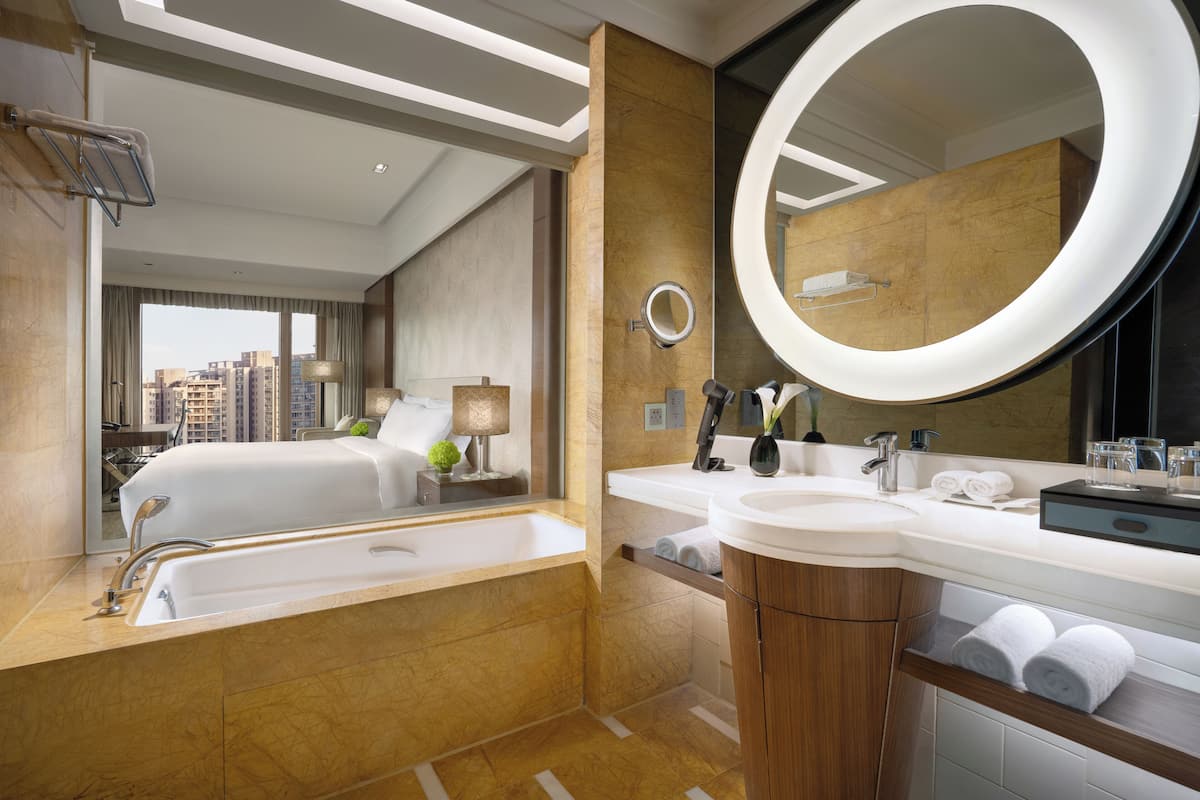Chambre Deluxe, 1 trÚs grand lit, vue sur le fleuve | Salle de bain | Baignoire et douche séparées, articles de toilette (gratuits)