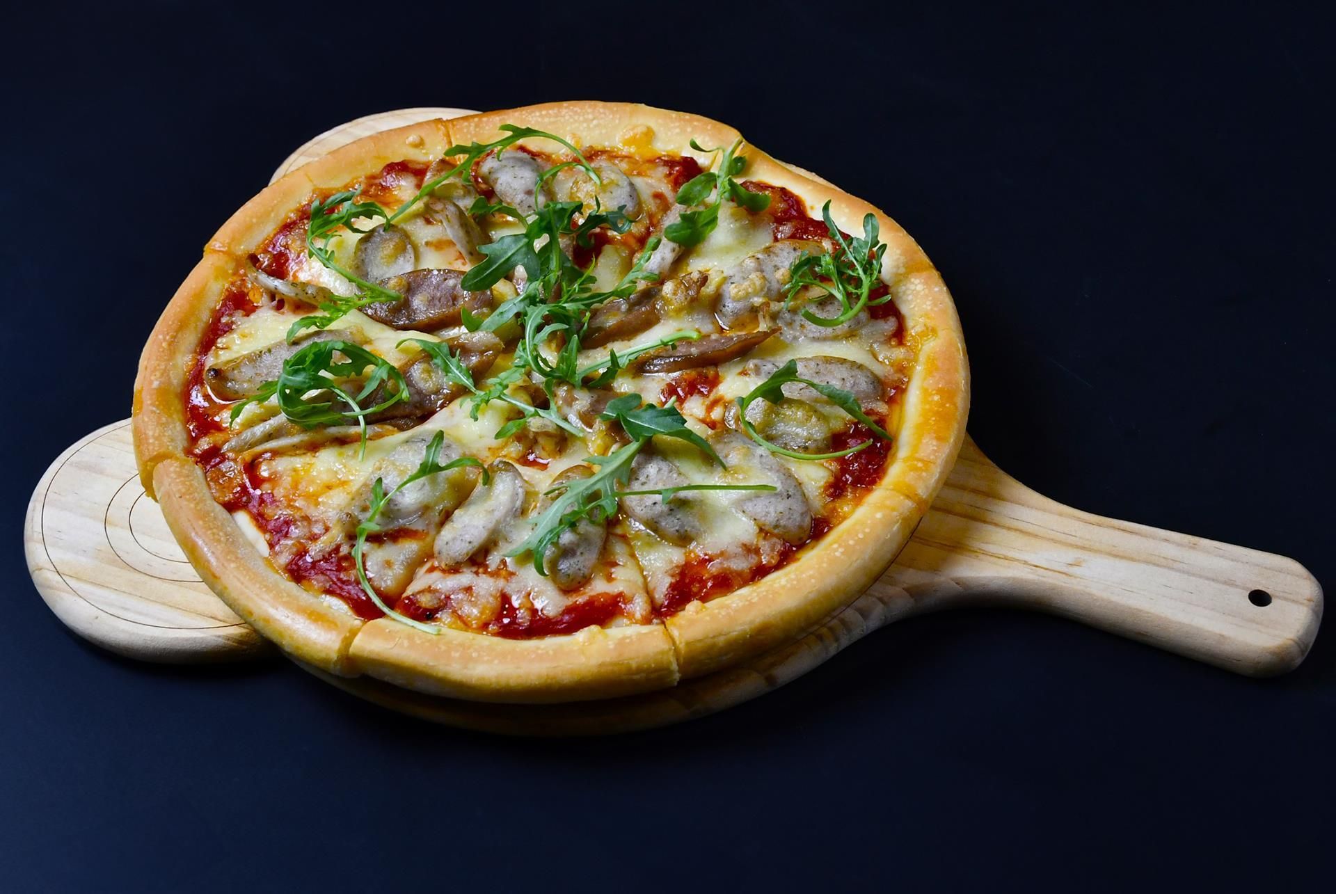 Una pizza sobre una tabla de madera.