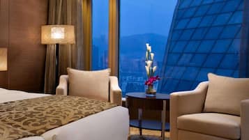 Chăn bông, minibar, két bảo mật tại phòng, bàn