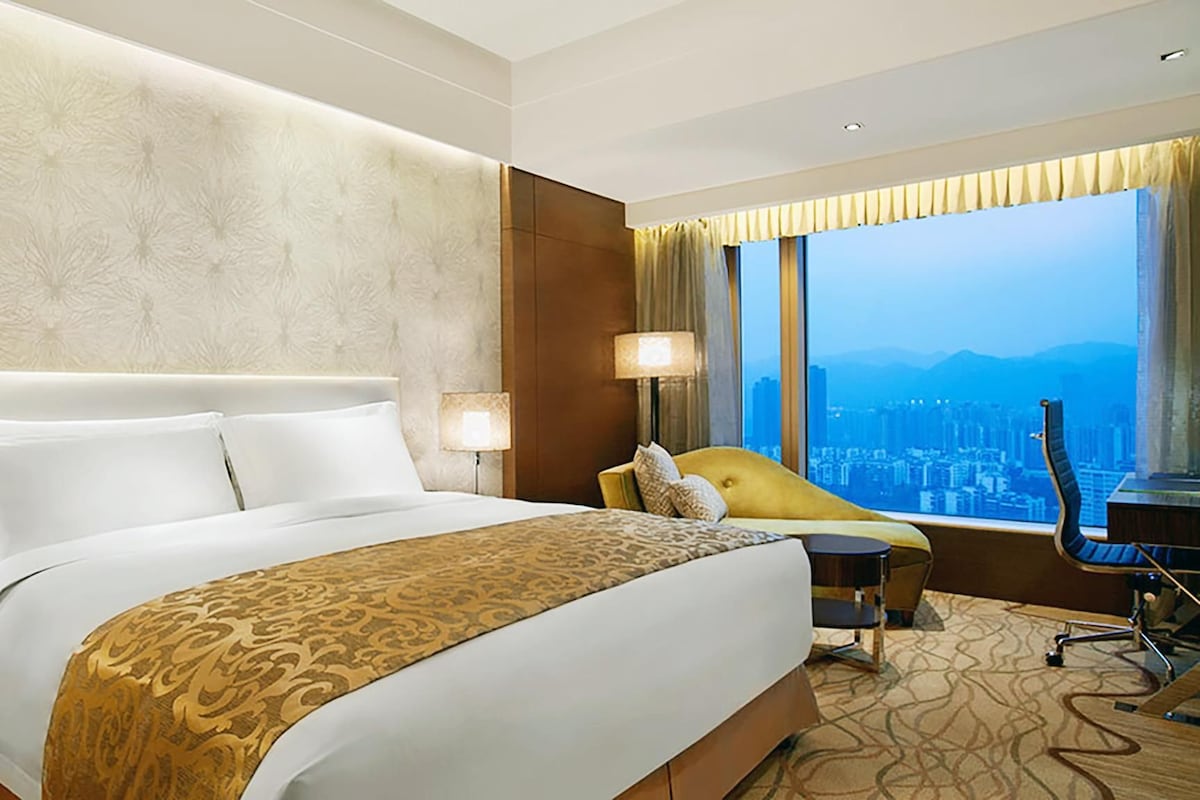 Superior Room, 1 King Bed, City View