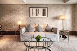 Cubrecamas, minibar, caja de seguridad en la habitación y escritorio 