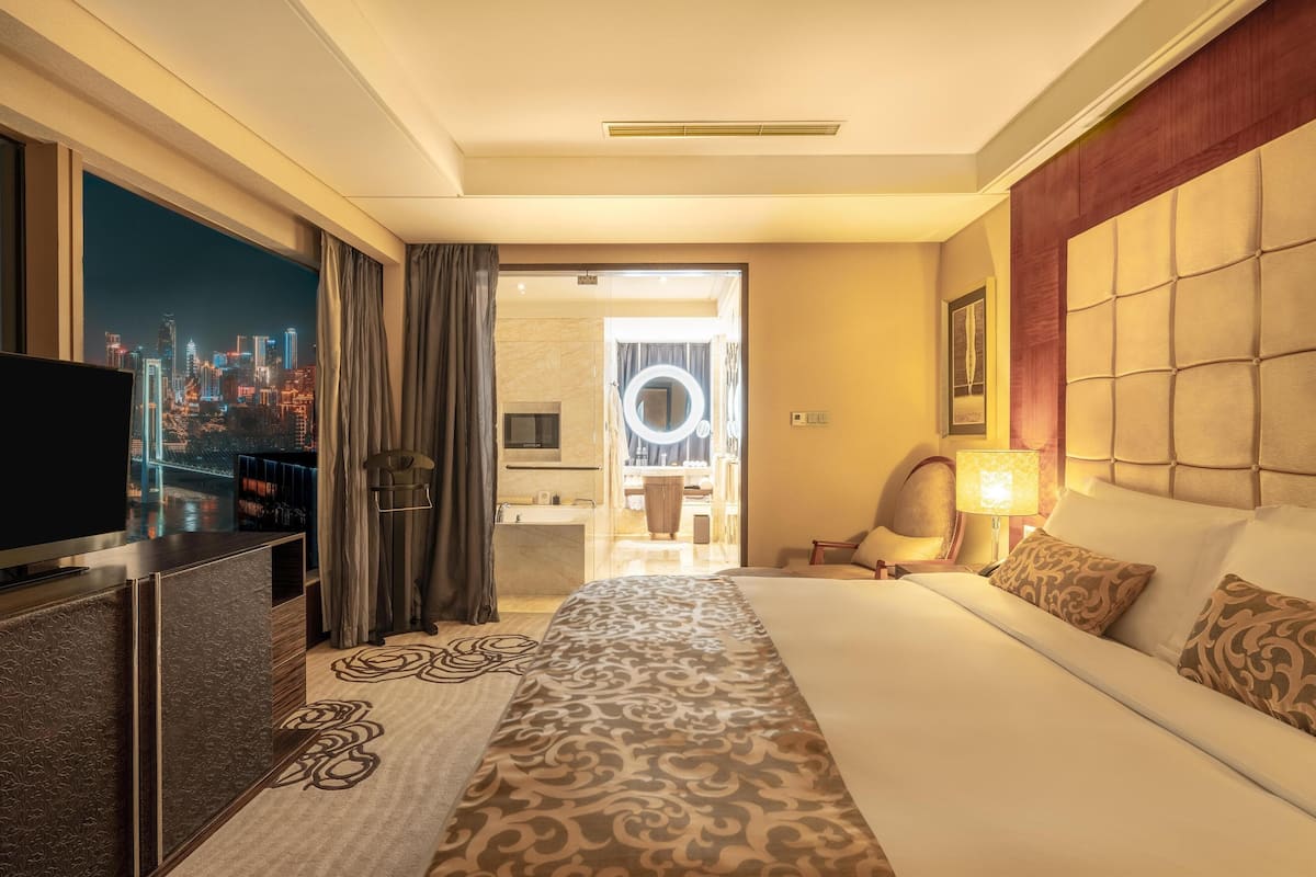 Suite, 1 kingsize bed, uitzicht op stad | Donzen dekbedden, een minibar, een kluis op de kamer, een bureau