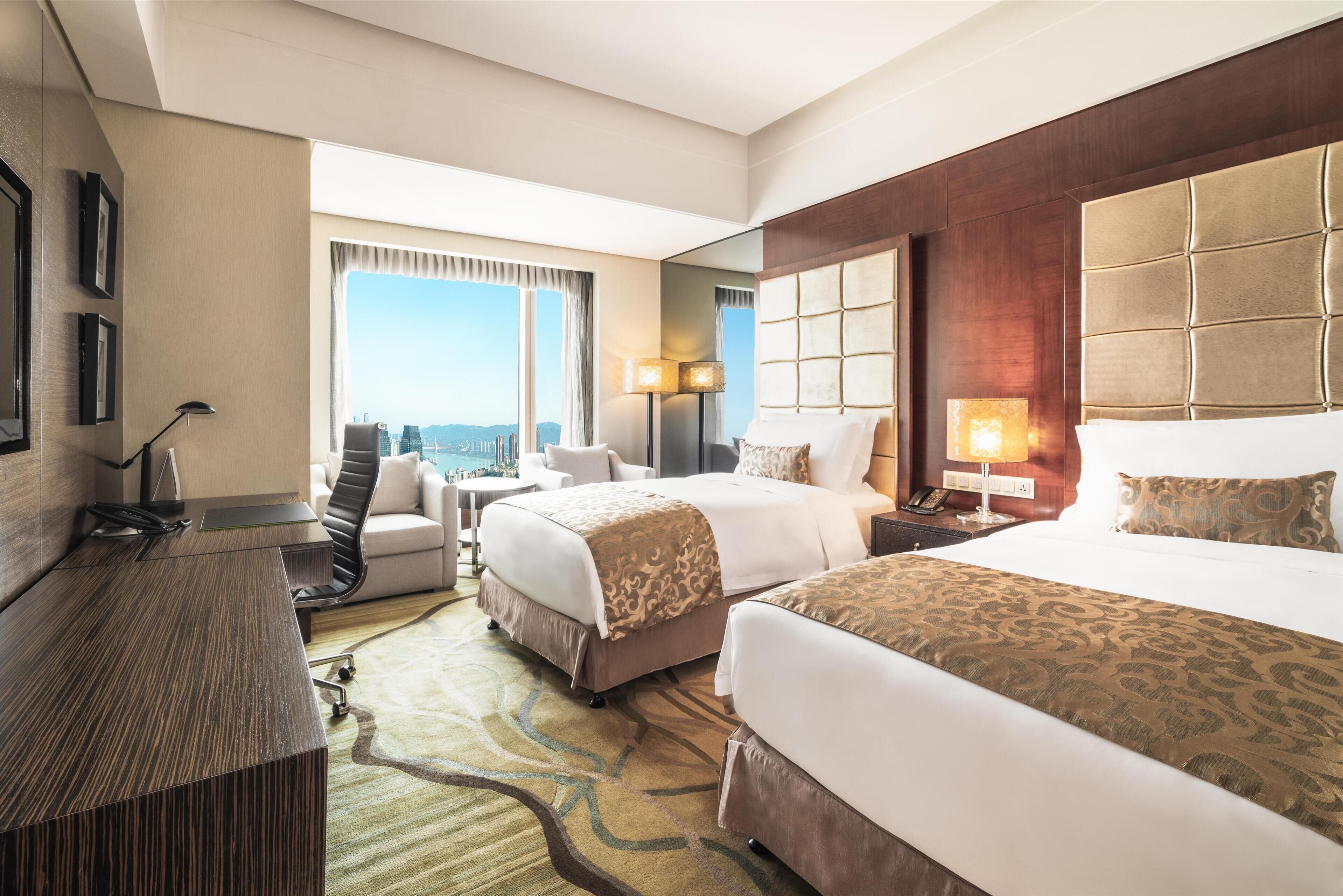 Chăn bông, minibar, két bảo mật tại phòng, bàn 