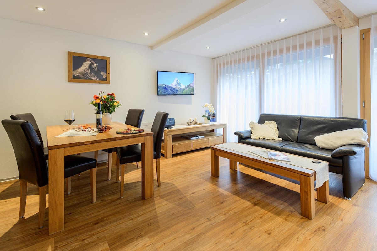 Deluxe Apartment mit Matterhornblick | Essbereich im Zimmer
