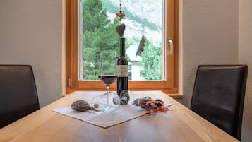 Boutique Studio South wit Matterhorn view | Living area | Flat-screen TV