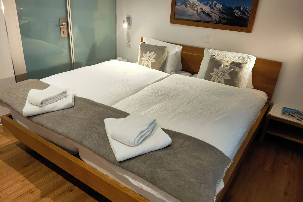 Ropa de cama de alta calidad, cubrecamas y cortinas blackout 