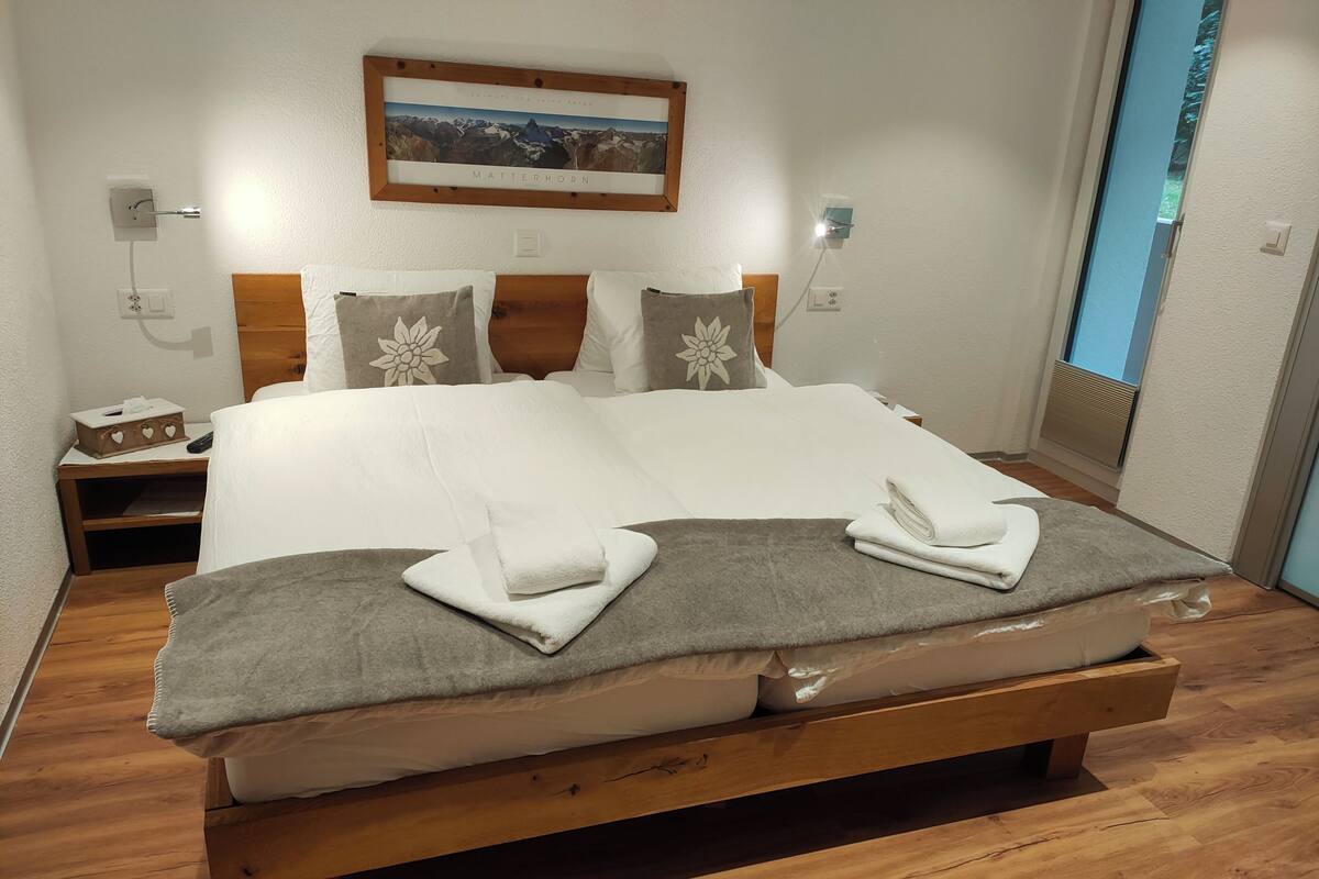 Ropa de cama de alta calidad, cubrecamas y cortinas blackout 