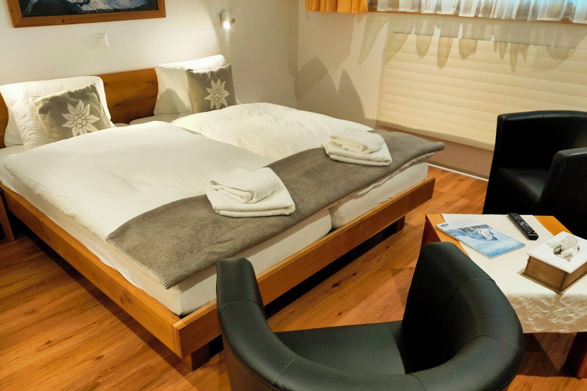 Ropa de cama de alta calidad, cubrecamas y cortinas blackout 