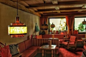 Lobby sitting area - Hotel Unterinnerhof (Renon)