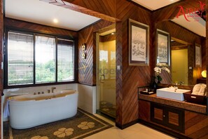 Villa de lujo, 3 habitaciones, piscina privada | Baño | Bañera y ducha independientes y bañera de hidromasaje