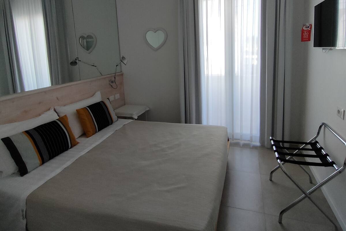 Double Room Single Use | Minibar, in-room safe, desk, blackout curtains