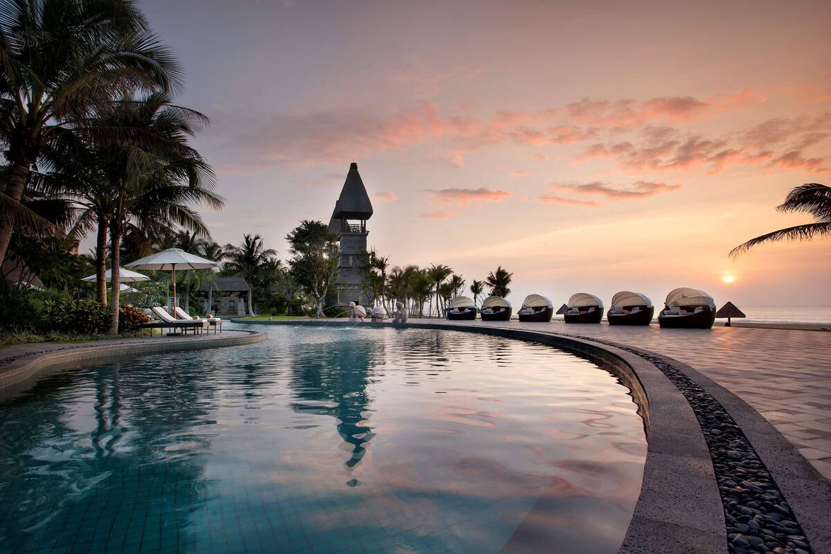 3 outdoor pools, pool umbrellas, pool loungers