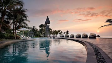 3 outdoor pools, pool umbrellas, pool loungers