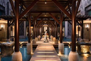 4 restaurants, breakfast, lunch, dinner served; Chinese cuisine